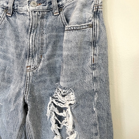American Eagle Outfitters | Mom Jean | Destroyed Distressed | Size 8 - Picture 3 of 14